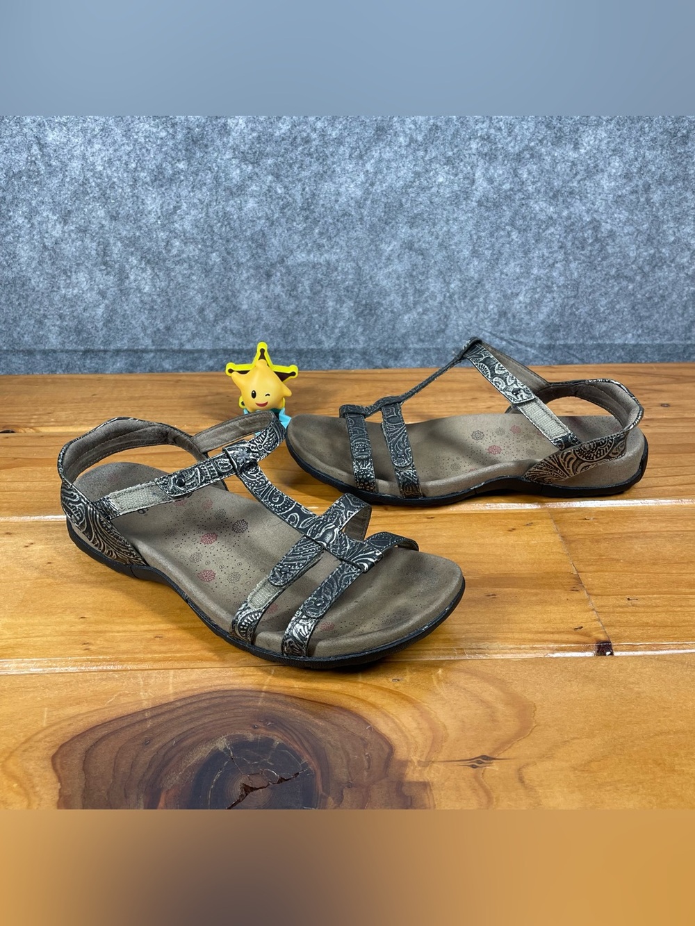 Taos Trophy 2 Womens Size 8 Pewter Leather Strappy Comfort Sandals Floral Boho